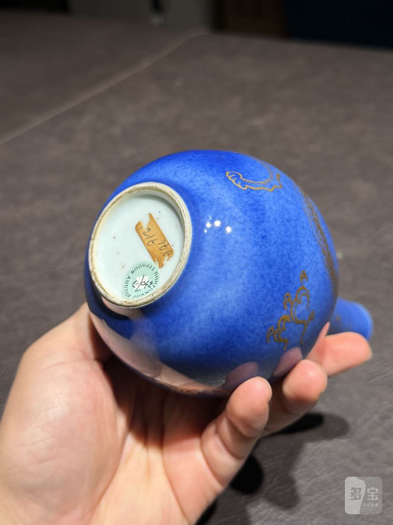清康熙 洒蓝釉描金香草龙胆瓶 - 图14
